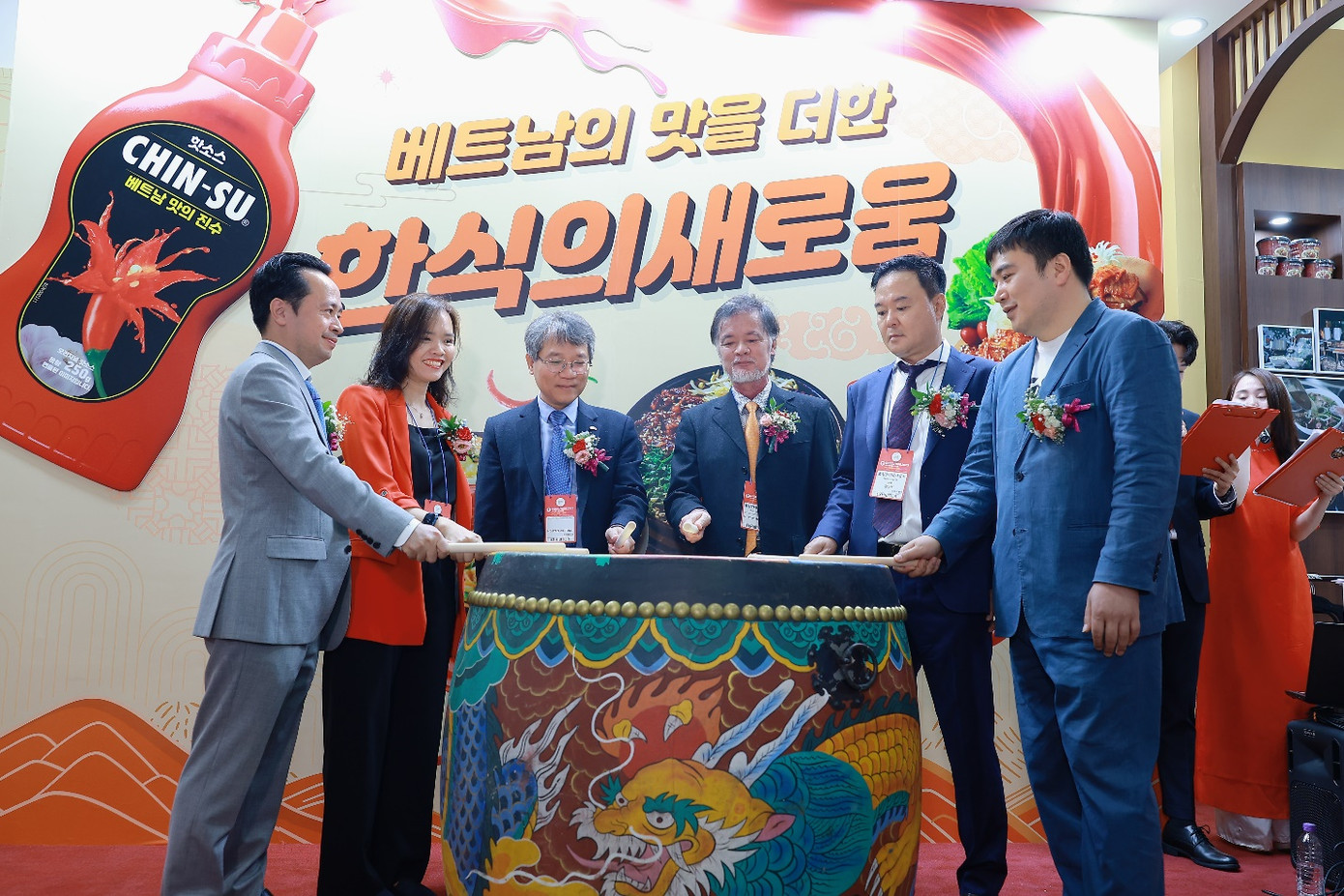 Tiết mục đánh trống chào mừng khai mạc gian hàng Chin-su tại sự kiện Seoul Food 2023 Tiết mục đánh trống chào mừng khai mạc gian hàng Chin-su tại sự kiện Seoul Food 2023