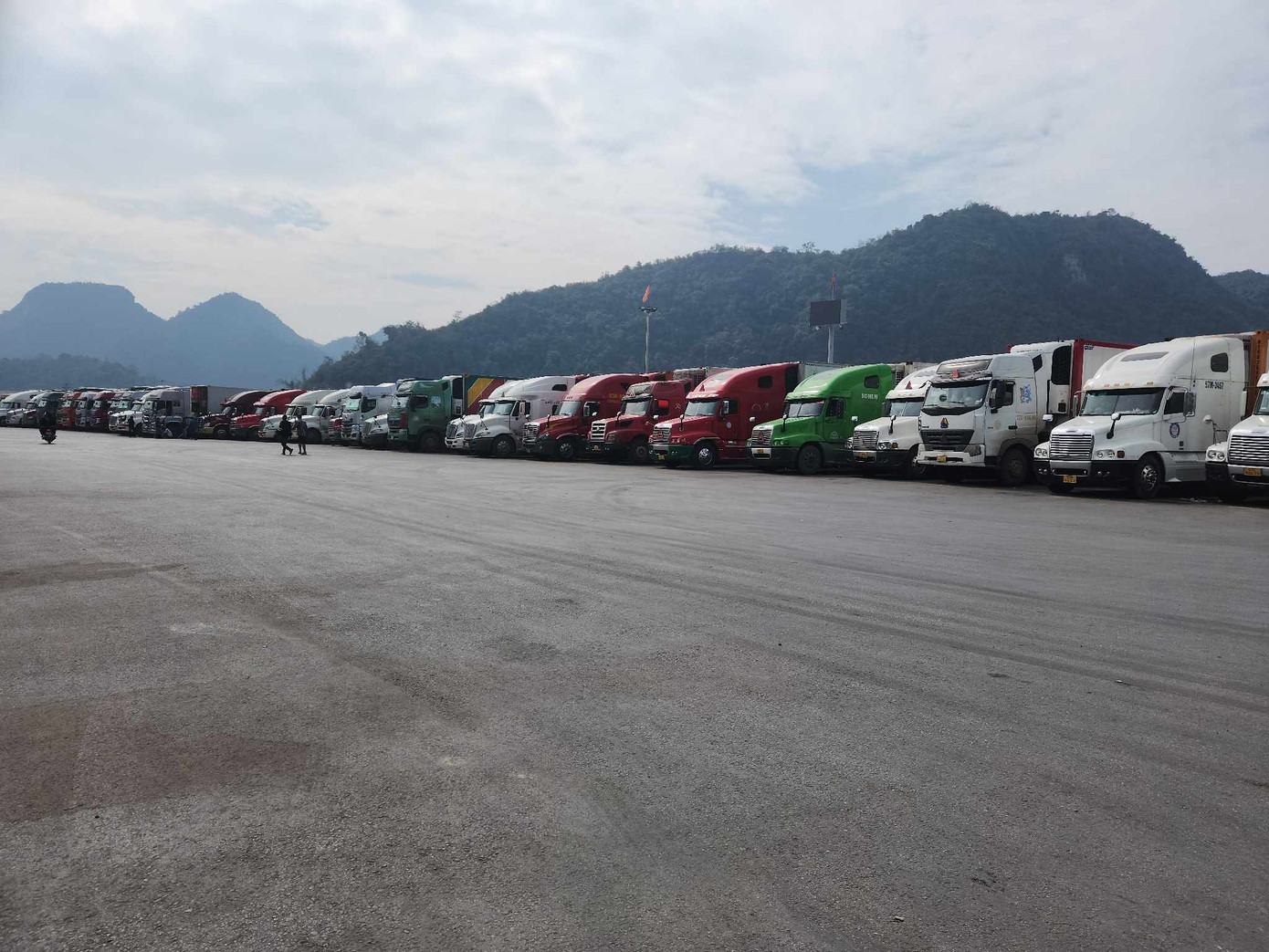 Mỗi ngày có khoảng 800 xe chở hàng đến biên giới Lạng Sơn chờ thông quan sang Trung Quốc .Ảnh: Duy Chiến