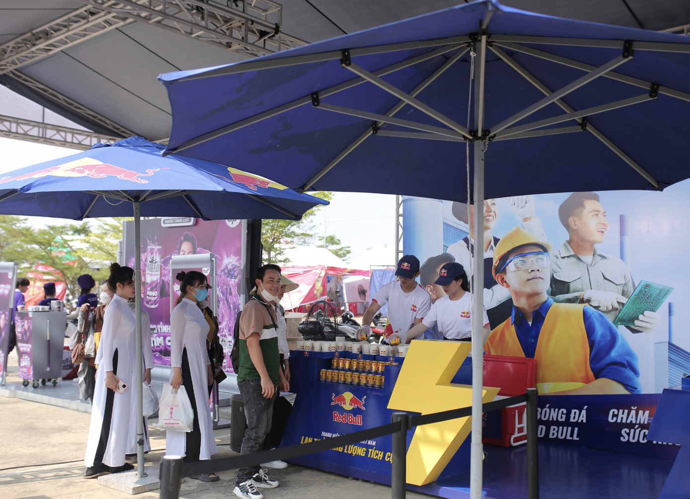 Các công nhân hào hứng khi được “tiếp năng lượng” tại quầy nước tăng lực Red Bull Các công nhân hào hứng khi được “tiếp năng lượng” tại quầy nước tăng lực Red Bull