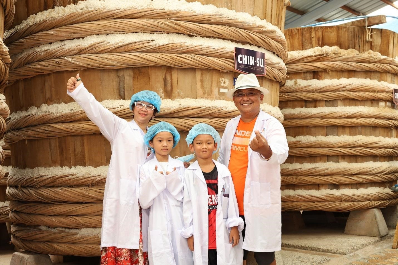 Gia đình chị Lan phấn khích khi được nếm thử từng giọt nướcmắm thơm ngon được chế biến từ quy trình công phu