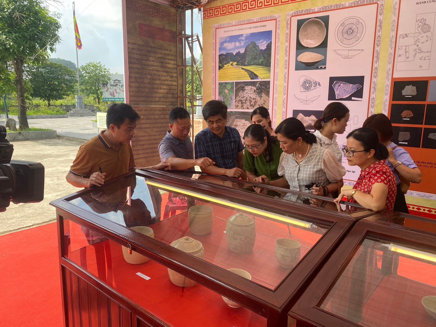 Du khách tham quan không gian trưng bày các di tích thời Trần tại tại đền Thái Vi.