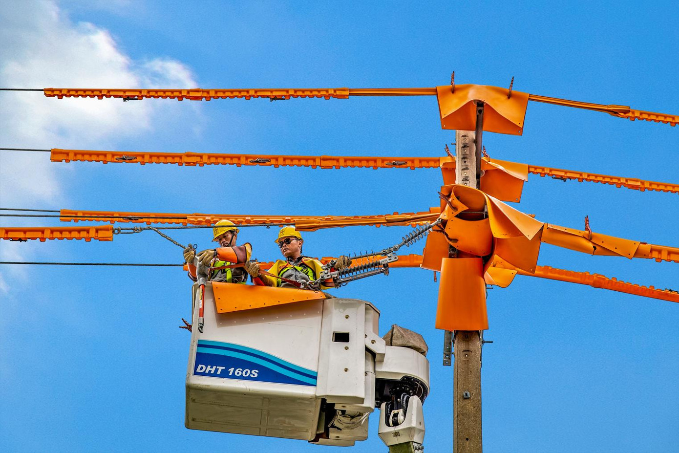 Sửa chữa điện nóng để đảm bảo cấp điện liên tục cho người dân