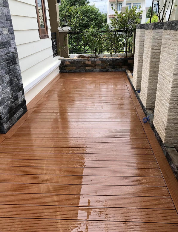 Sàn gỗ nhựa ngoài trời thường được lắp đặt tại hồ bơi.