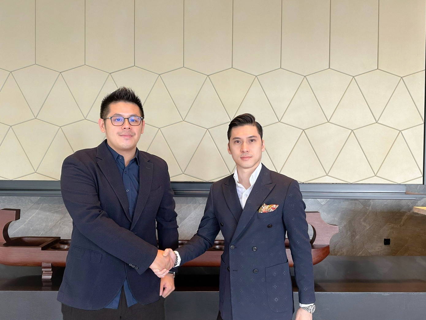 Ông Bernad Lau nhà sáng lập – CEO STAYNEX & Ông Tim Dương, nhà sáng lập ECG Ông Bernad Lau nhà sáng lập – CEO STAYNEX & Ông Tim Dương, nhà sáng lập ECG