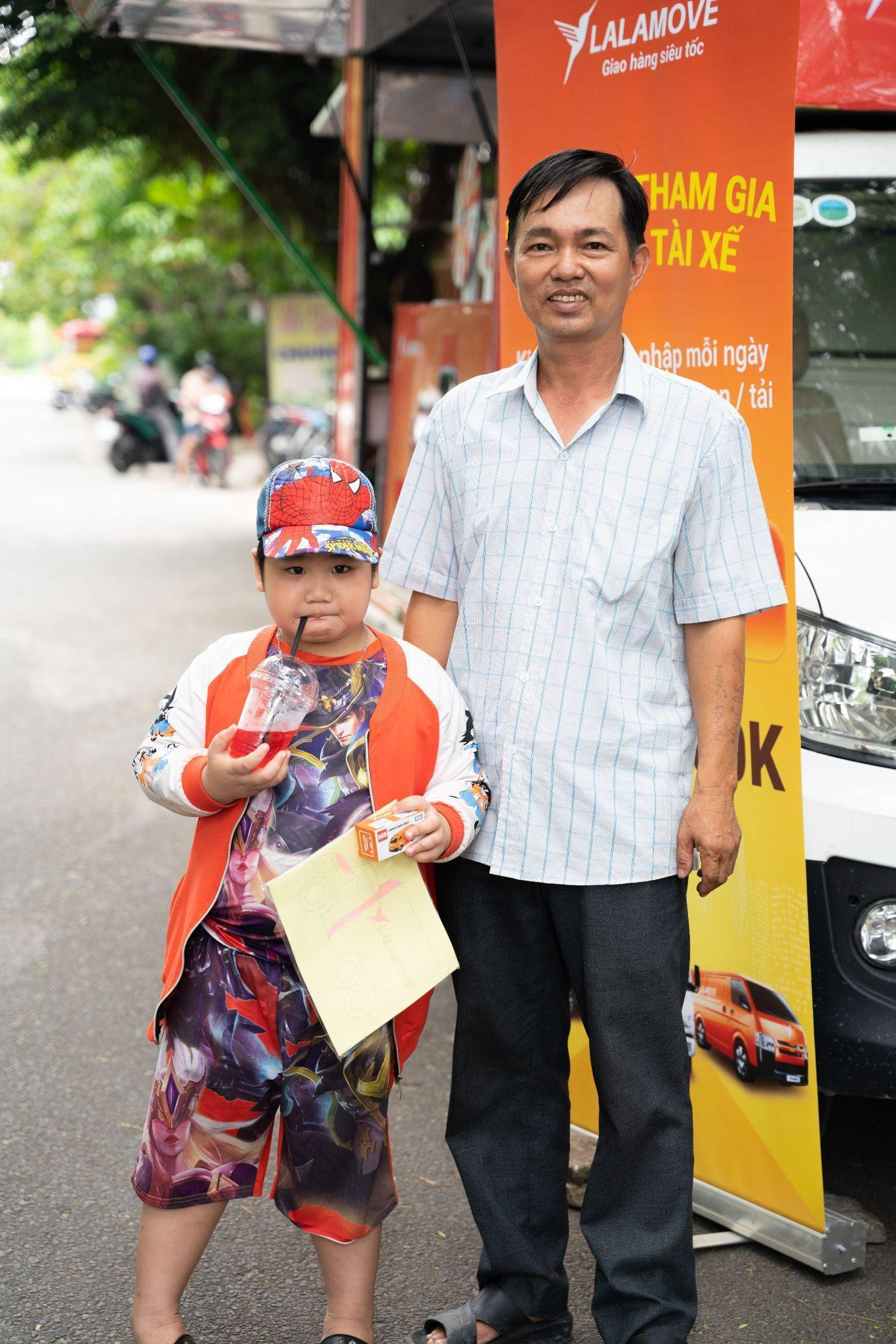 Đối tác tài xế Lalamove tham gia chương trình cùng con trai
