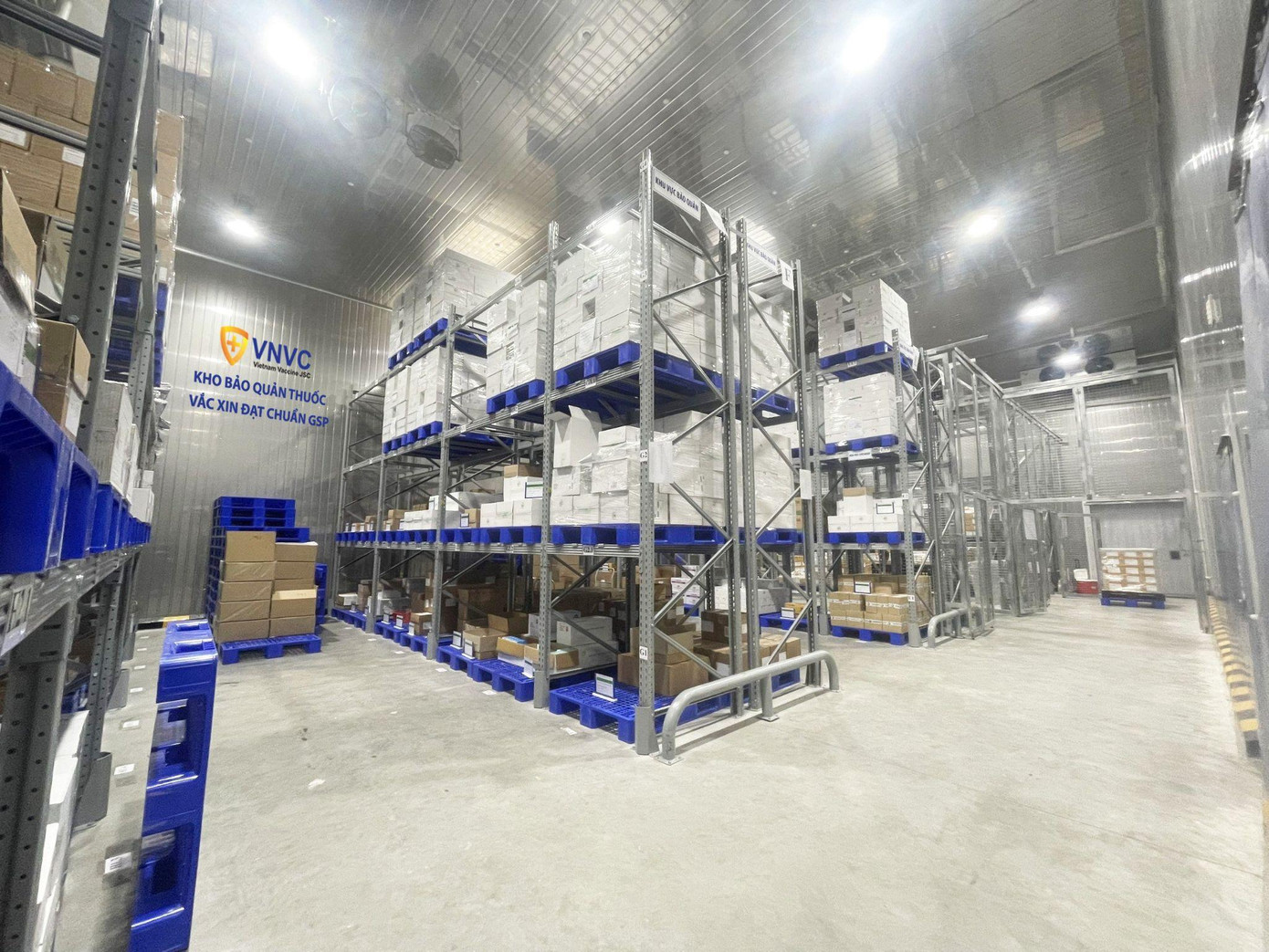 VNVC là hệ thống trung tâm tiêm chủng duy nhất đầu tư lớn xây dựng hệ thống bảo quản vắc xin an toàn, chất lượng hàng đầu Việt Nam. Ảnh: Mộc Thảo