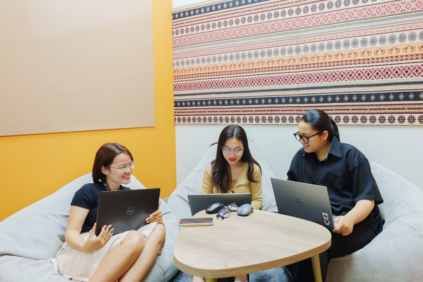 Với mô hình làm việc linh hoạt, nhân viên Prudential thoải lựa chọn không gian làm việc phù hợp với nhiều khu vực sinh hoạt chung.