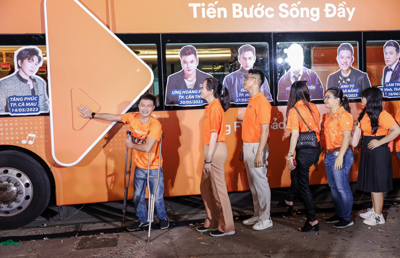 Hoạt động nhấn nút Play – biểu tượng của tinh thần “Tiến bước sống đầy” đầy tính sáng tạo và ý nghĩa. Hoạt động nhấn nút Play – biểu tượng của tinh thần “Tiến bước sống đầy” đầy tính sáng tạo và ý nghĩa.