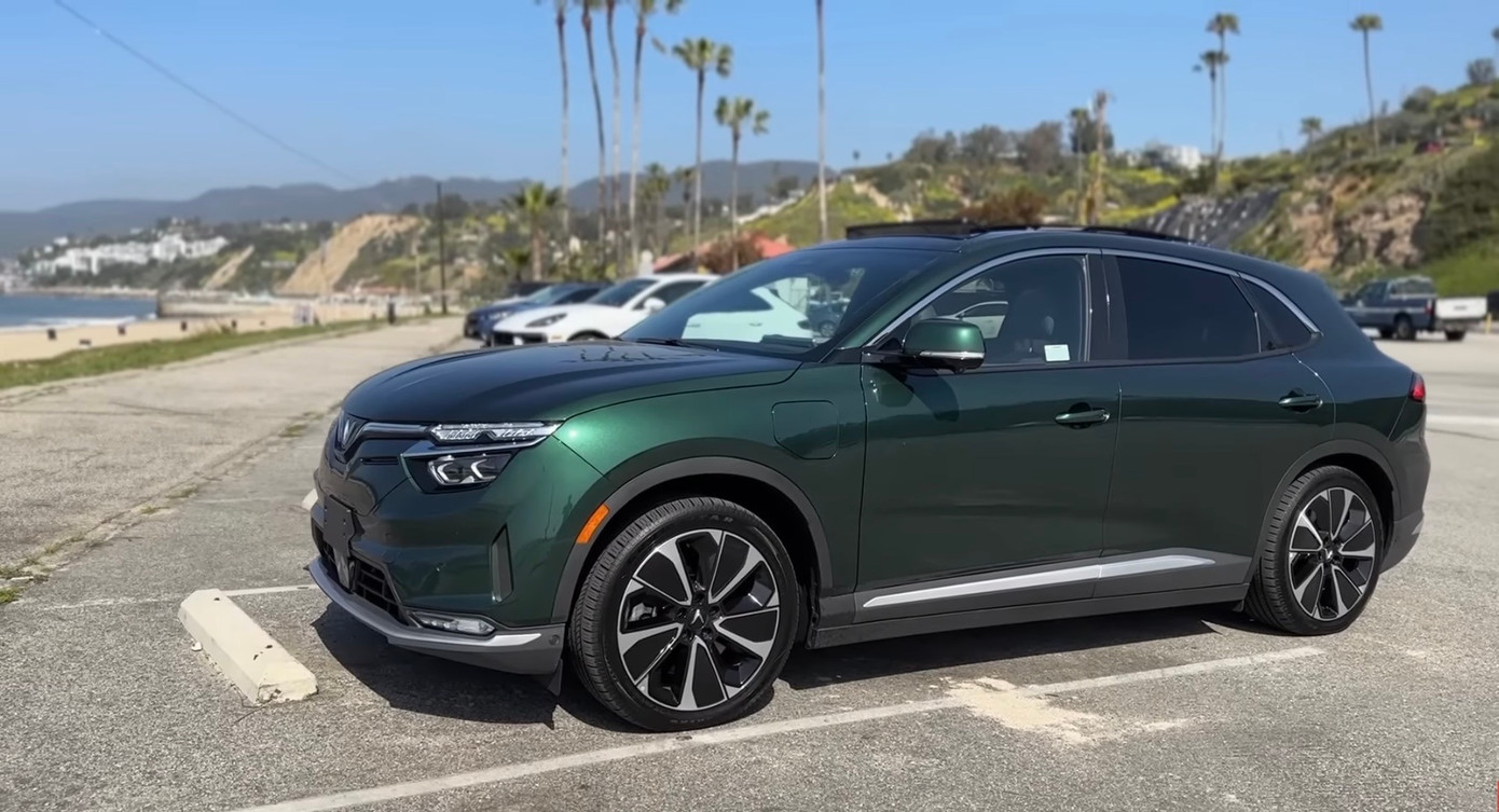 Chiếc VinFast VF 8 màu xanh Deep Ocean mà gia đình Kim Java sử dụng.