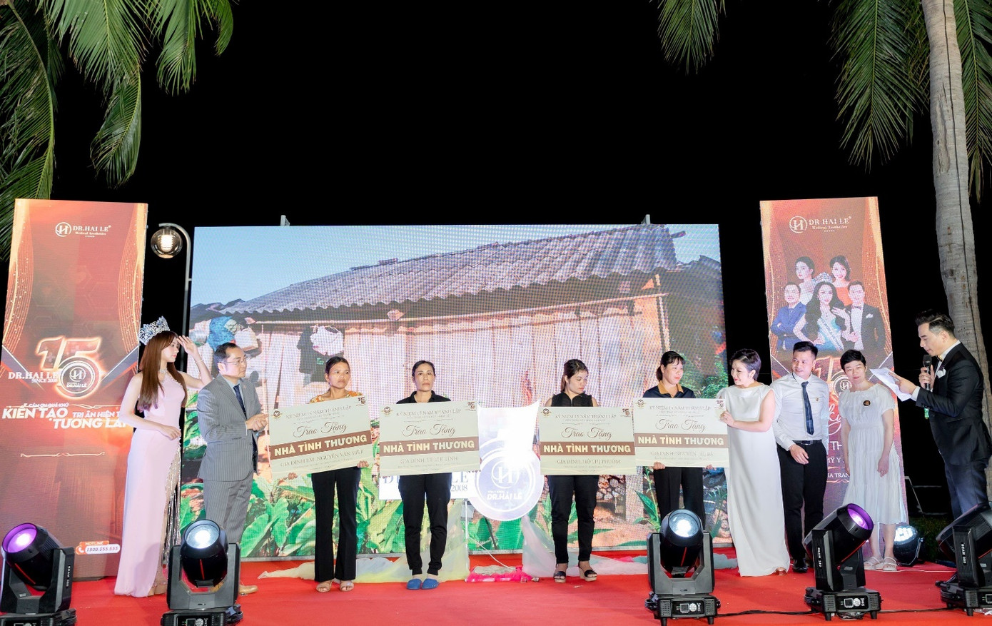 Diva Mỹ Linh cùng Bác sĩ Hải Lê trao tặng nhà tình thương cho người dân Diva Mỹ Linh cùng Bác sĩ Hải Lê trao tặng nhà tình thương cho người dân