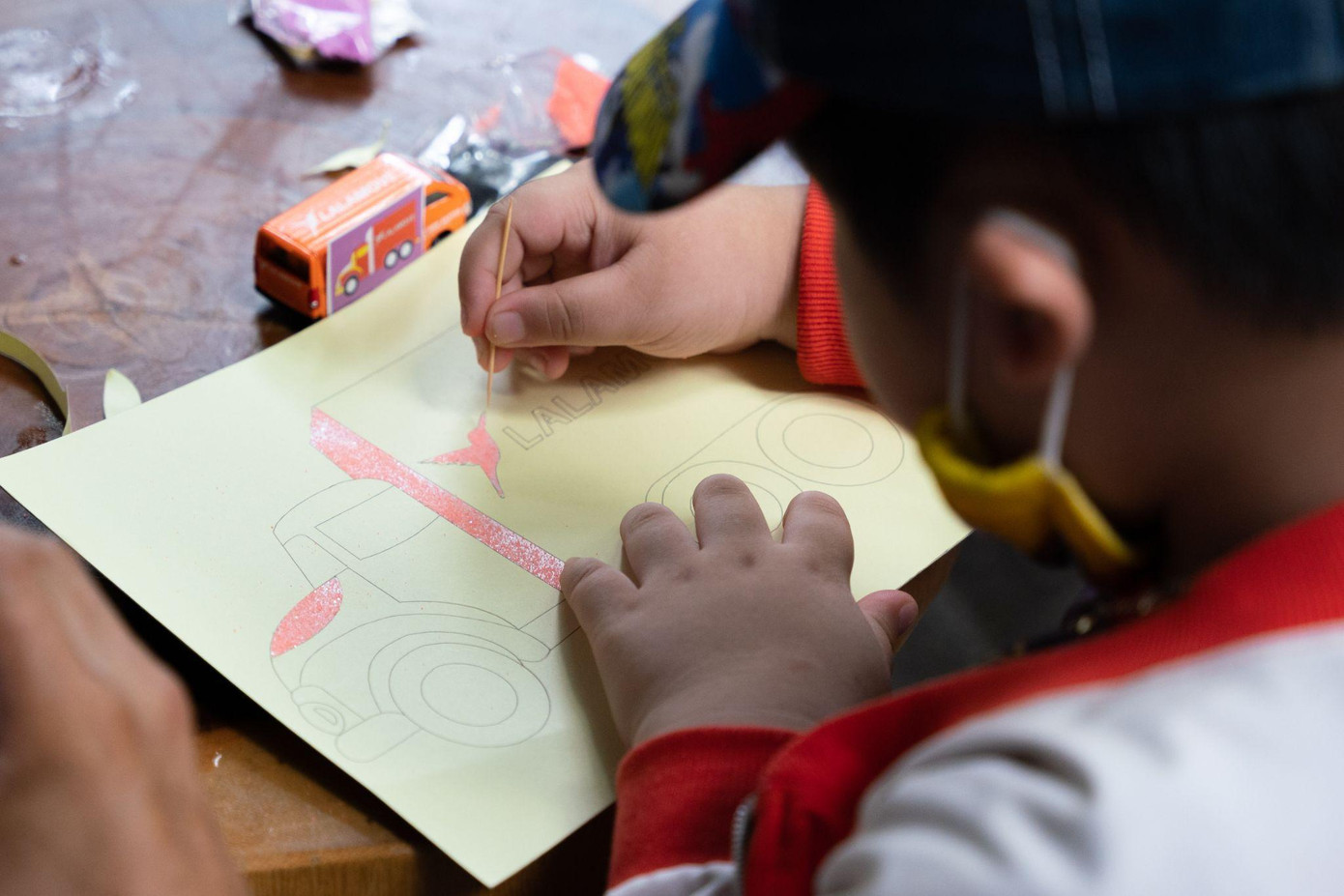 Các bé thích thú tham gia tô tranh cát và nhận quà tặng tại chương trình