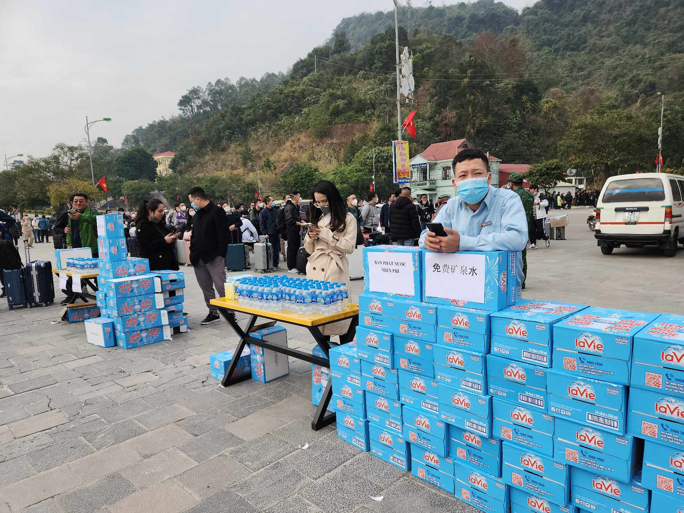 Cán bộ Trung tâm quản lý cửa khẩu thuộc Ban Quản lý Khu kinh tế CK Đồng Đăng- Lạng Sơn phát nước miễn phí cho du khách XNC .Ảnh: Duy Chiến