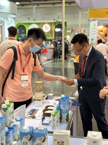 Khách hàng và chuyên gia đồ uống quốc tế bày tỏ sự thích thú và đánh giá cao chất lượng của nước dừa Vico Fresh tại THAIFEX 2023 Khách hàng và chuyên gia đồ uống quốc tế bày tỏ sự thích thú và đánh giá cao chất lượng của nước dừa Vico Fresh tại THAIFEX 2023