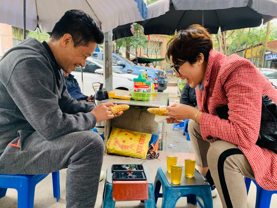 Cộng đồng sử dụng ứng dụng LocaMeet tại quán ăn kết hợp LocaBiz, vừa đem lại gắn kết cho cộng đồng, vừa đem lại doanh thu cho doanh nghiệp. Cộng đồng sử dụng ứng dụng LocaMeet tại quán ăn kết hợp LocaBiz, vừa đem lại gắn kết cho cộng đồng, vừa đem lại doanh thu cho doanh nghiệp.