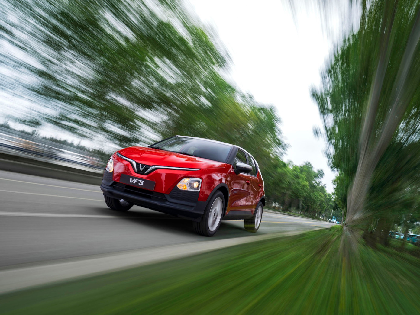 Tựa “tâm điểm ánh nhìn” giữa phố thị phồn hoa, VF 5 Plus chinh phục giới trẻ với thiết kế hiện đại, trẻ trung nhưng không kém phần sang trọng, tinh tế. Tựa “tâm điểm ánh nhìn” giữa phố thị phồn hoa, VF 5 Plus chinh phục giới trẻ với thiết kế hiện đại, trẻ trung nhưng không kém phần sang trọng, tinh tế.