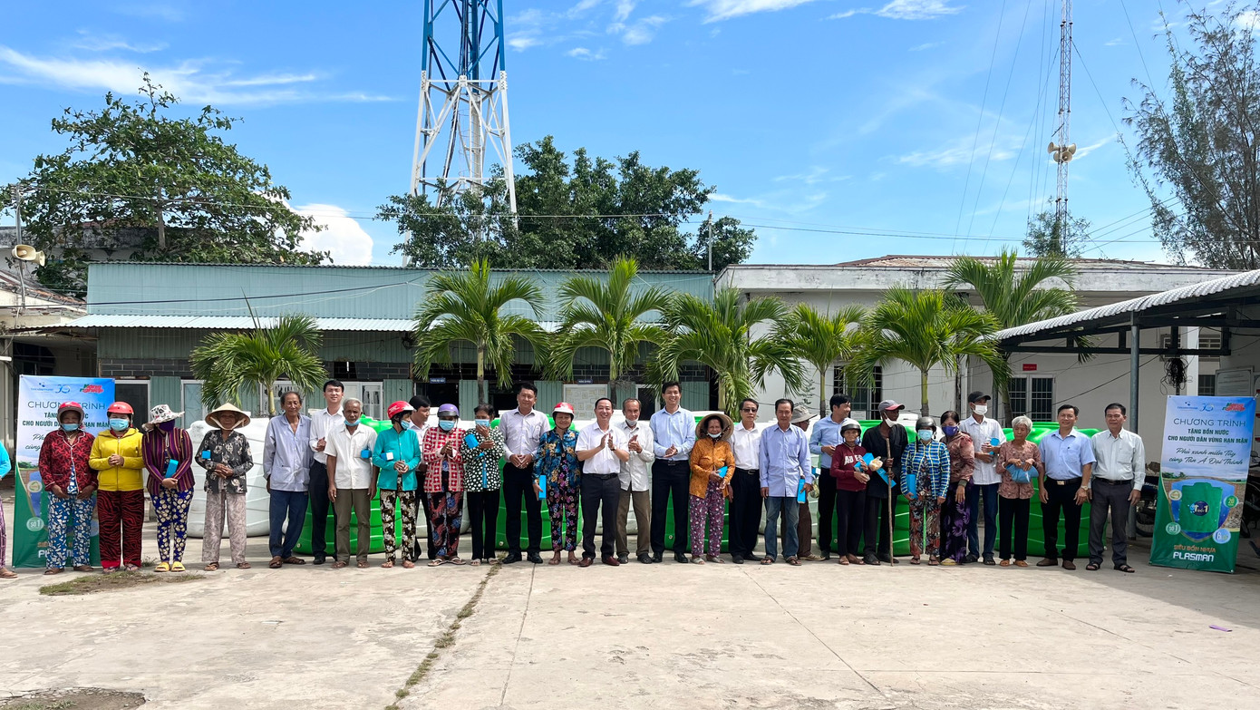 Người dân vùng hạn mặn của tỉnh Bạc Liêu nhận bồn chứa nước cao cấp từ tập đoàn Tân Á Đại Thành. Ảnh: Tân Á Đại Thành. Người dân vùng hạn mặn của tỉnh Bạc Liêu nhận bồn chứa nước cao cấp từ tập đoàn Tân Á Đại Thành. Ảnh: Tân Á Đại Thành.
