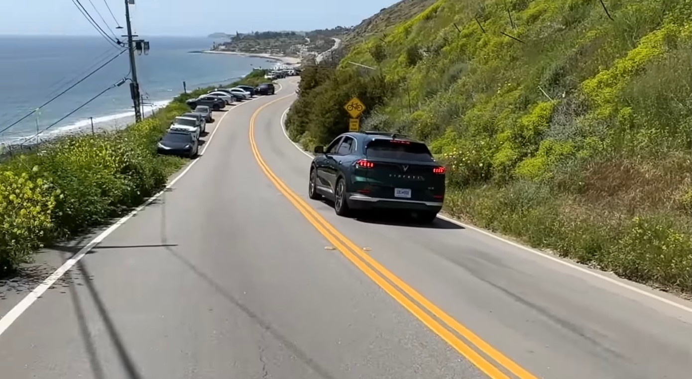 Gia đình Kim Java đã trải nghiệm khả năng vận hành của VinFast VF 8 trên nhiều cung đường và địa hình khác nhau của bang California.