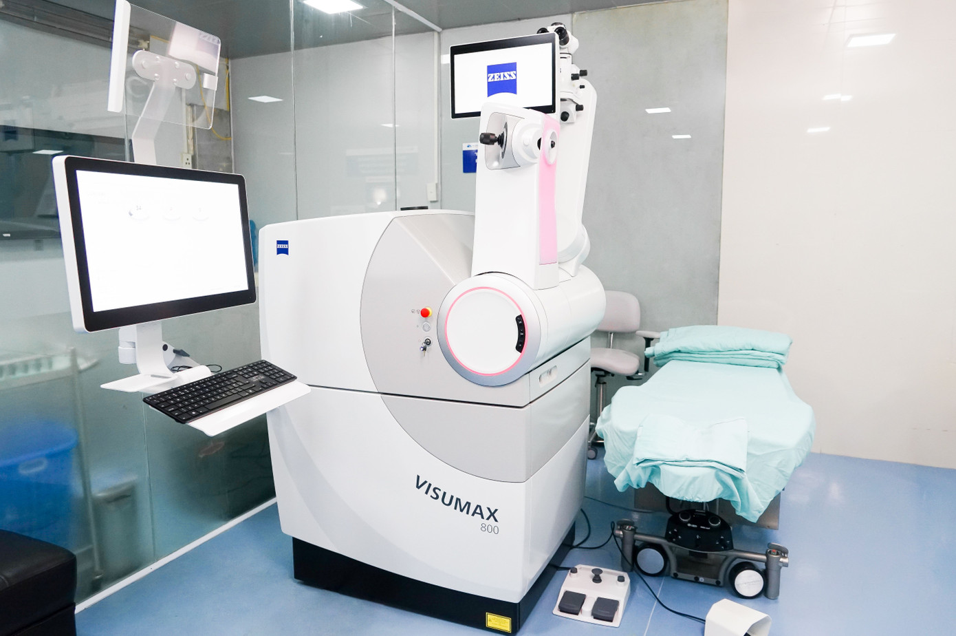 Máy VISUMAX 800 tại phòng phẫu thuật của Bệnh viện Mắt Quốc tế DND