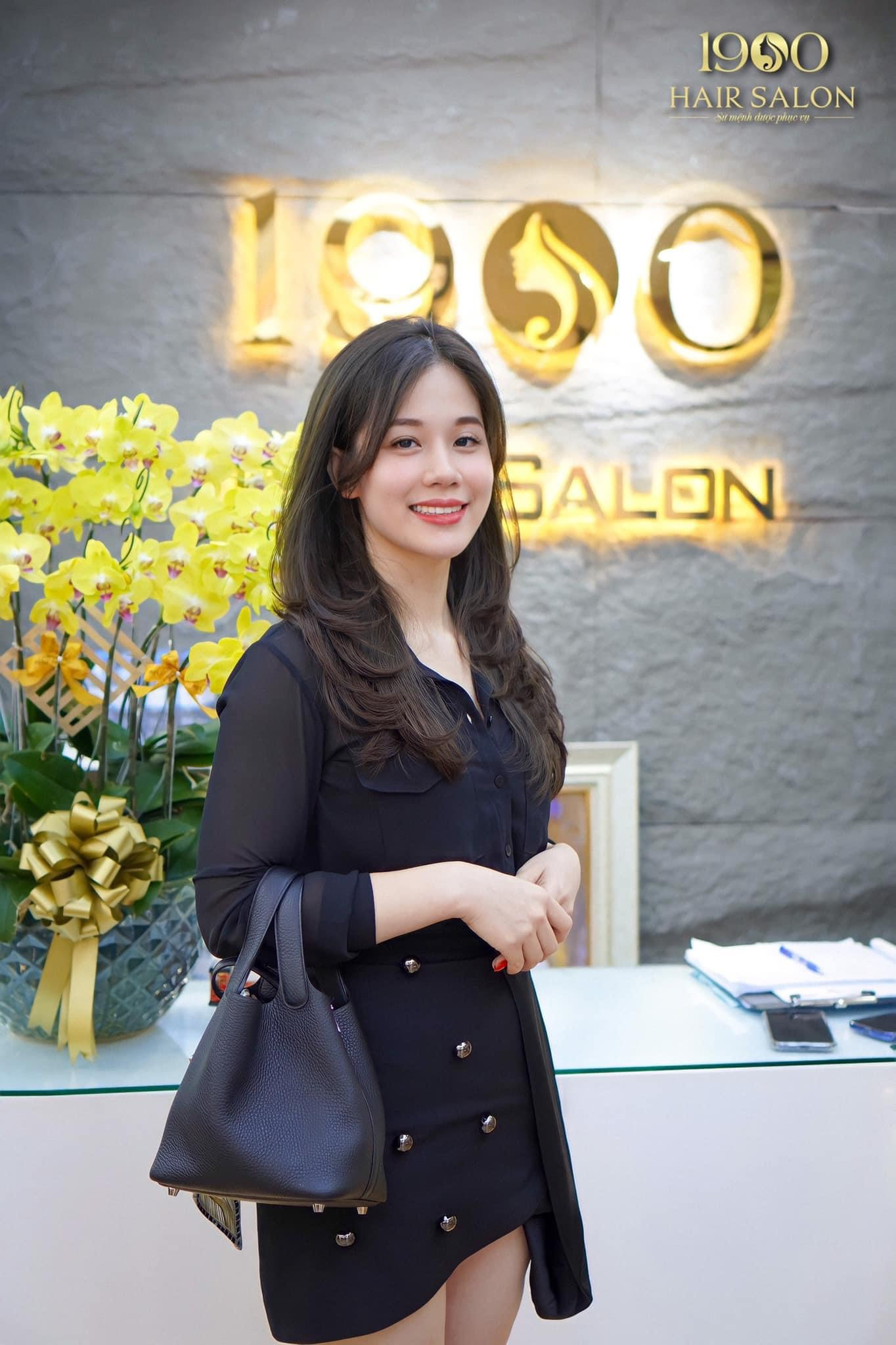 Khách hàng nữ vui vẻ hài lòng ra về sau trải nghiệm dịch vụ làm tóc tại 1900 Hair Salon