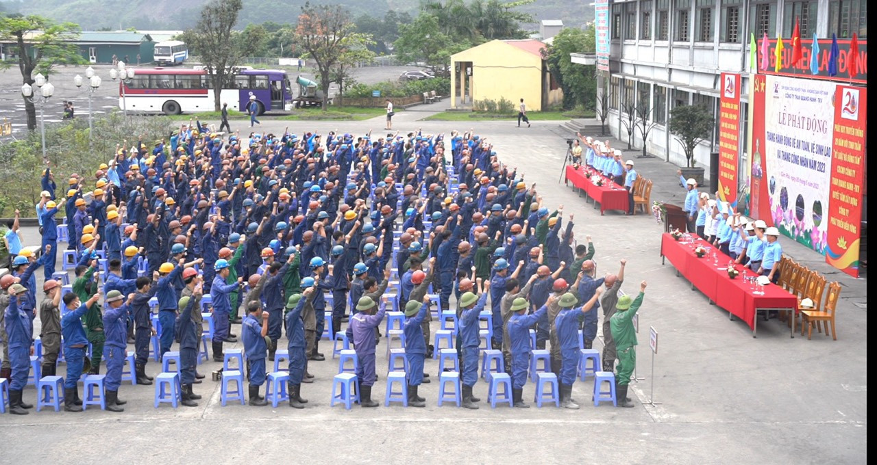 Công nhân lao động Than Quang Hanh quyết tâm đảm bảo an toàn trong lao động sản xuất với phương châm “Suy nghĩ an toàn - Hành động an toàn - Sẽ an toàn”.