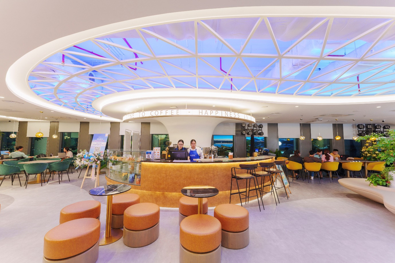 Prudential bố trí khu vực café bistro ngay trong văn phòng để nhân viên vừa xả stress, vừa có thể thảo luận công việc thật “chill”