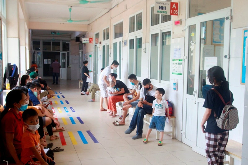 Các bệnh viện nhi quá tải vì số lượng trẻ nhập viện tăng cao (Ảnh minh họa: VTV)