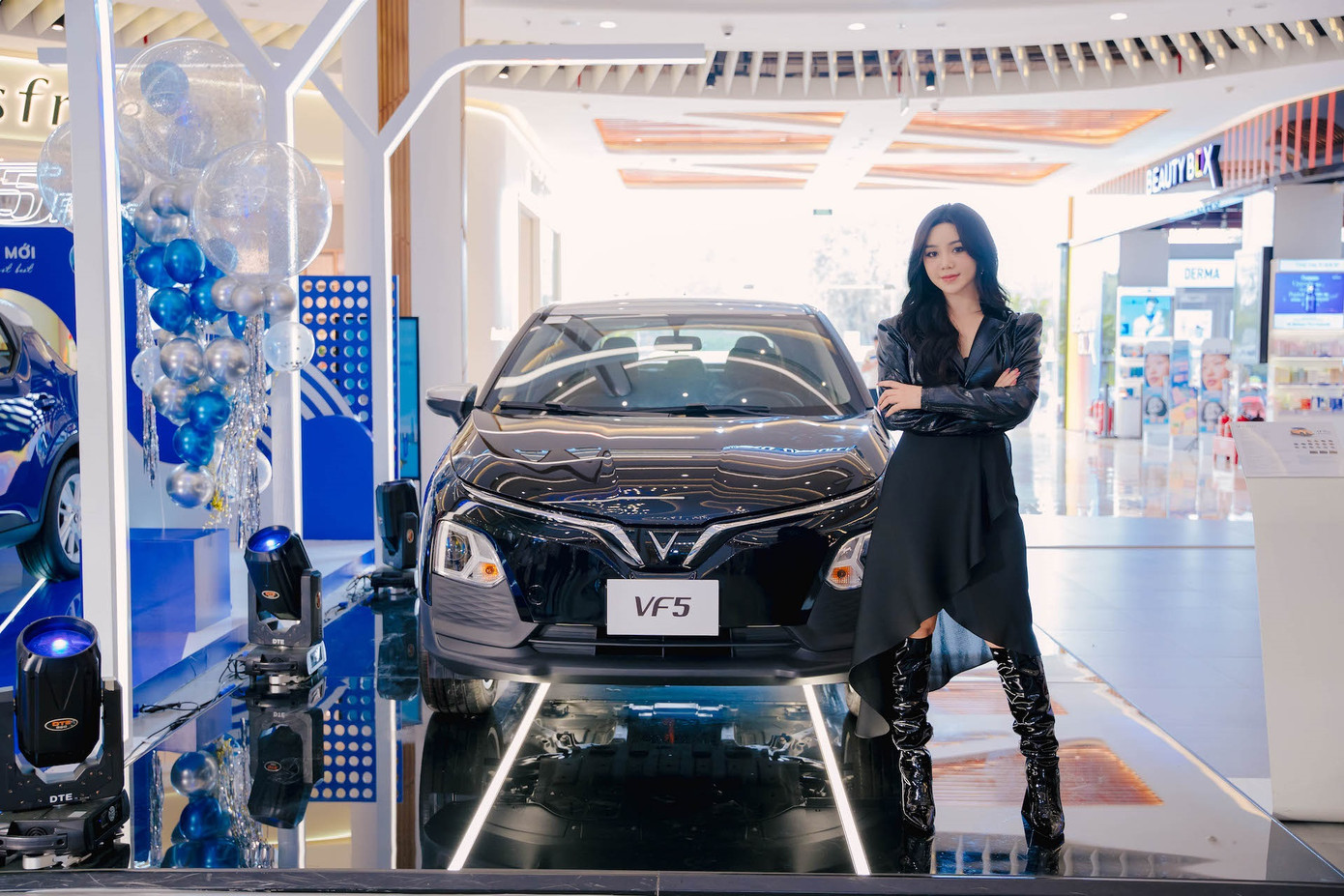 Nữ diễn viên Quỳnh Kool cực ngầu bên VF 5 Plus phiên bản màu đen. Với Quỳnh Kool, một chiếc xe vừa thời thượng lại thân thiện với môi trường chính là điều cô đang tìm kiếm.