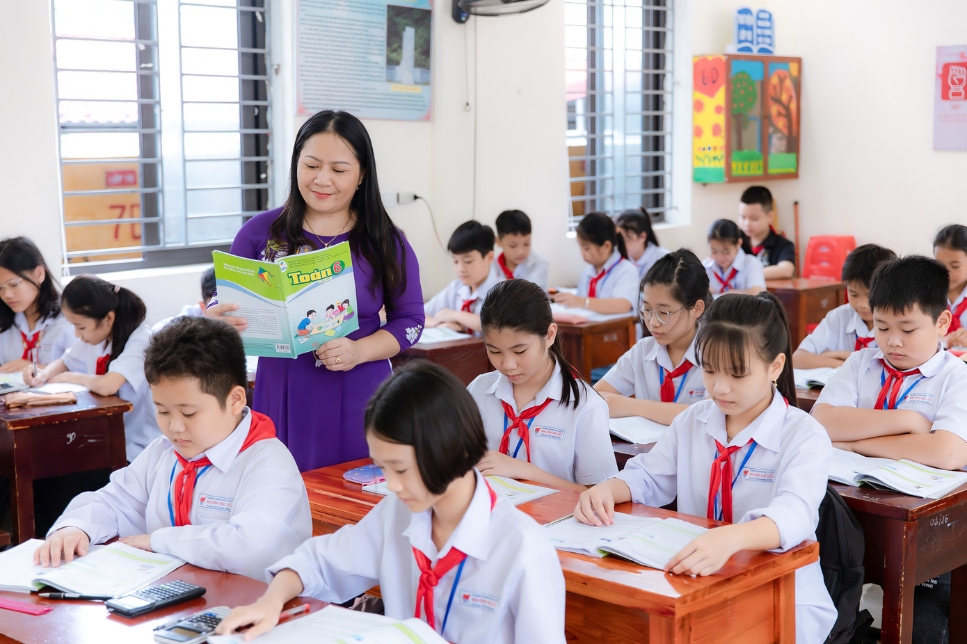 Cô trò trường THCS Bạc Liêu, Ninh Bình trong giờ học Cô trò trường THCS Bạc Liêu, Ninh Bình trong giờ học