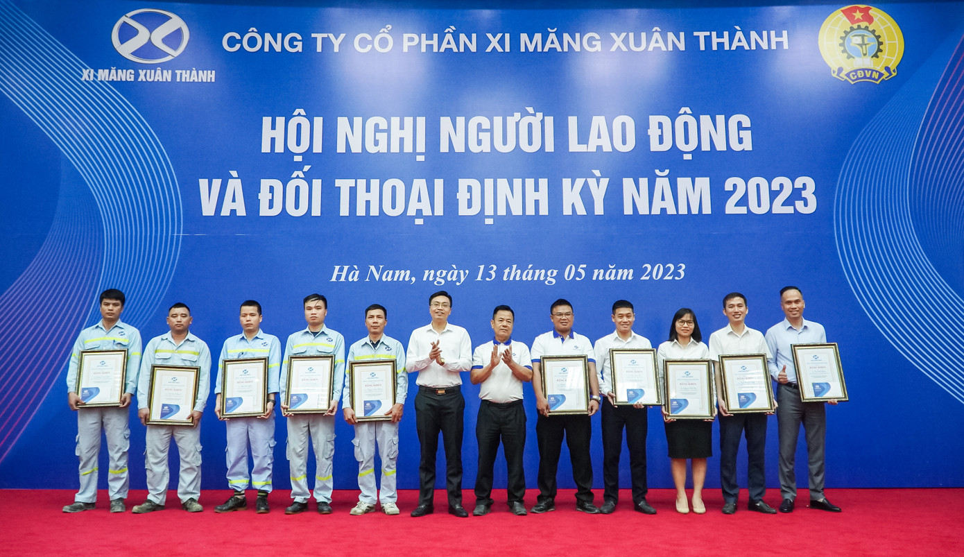 Ban lãnh đạo Công ty đã tặng bằng khen cho các CBCNV đạt thành tích xuất sắc năm 2022 Ban lãnh đạo Công ty đã tặng bằng khen cho các CBCNV đạt thành tích xuất sắc năm 2022