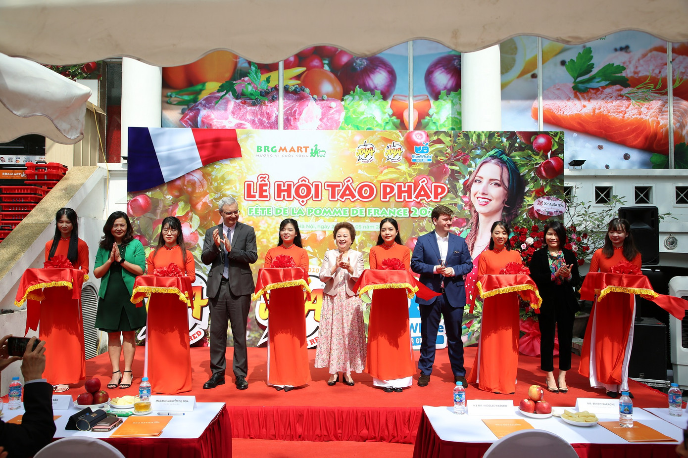 Đại biểu cắt băng khai mạc “Lễ hội táo Pháp 2023”