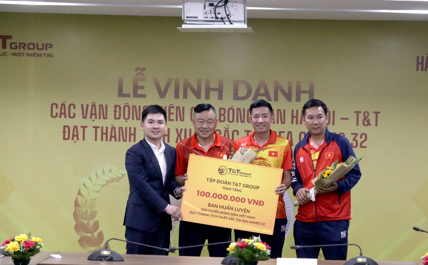 Ông Đỗ Vinh Quang – Phó Chủ tịch HĐQT Tập đoàn T&T Group trao thưởng cho ban huấn luyện đội tuyển bóng bàn Việt Nam Ông Đỗ Vinh Quang – Phó Chủ tịch HĐQT Tập đoàn T&T Group trao thưởng cho ban huấn luyện đội tuyển bóng bàn Việt Nam