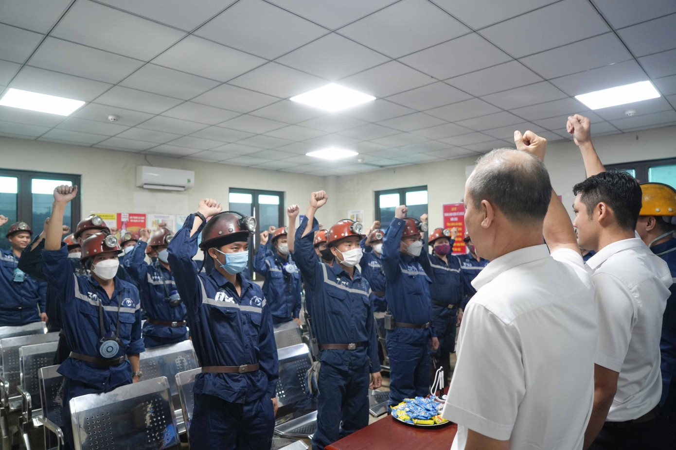 Thợ mỏ Than Hạ Long hưởng ứng “Tháng hành động về ATVSLĐ - Tháng Công nhân” năm 2023, quyết tâm đảm bảo ATLĐ trong sản xuất.