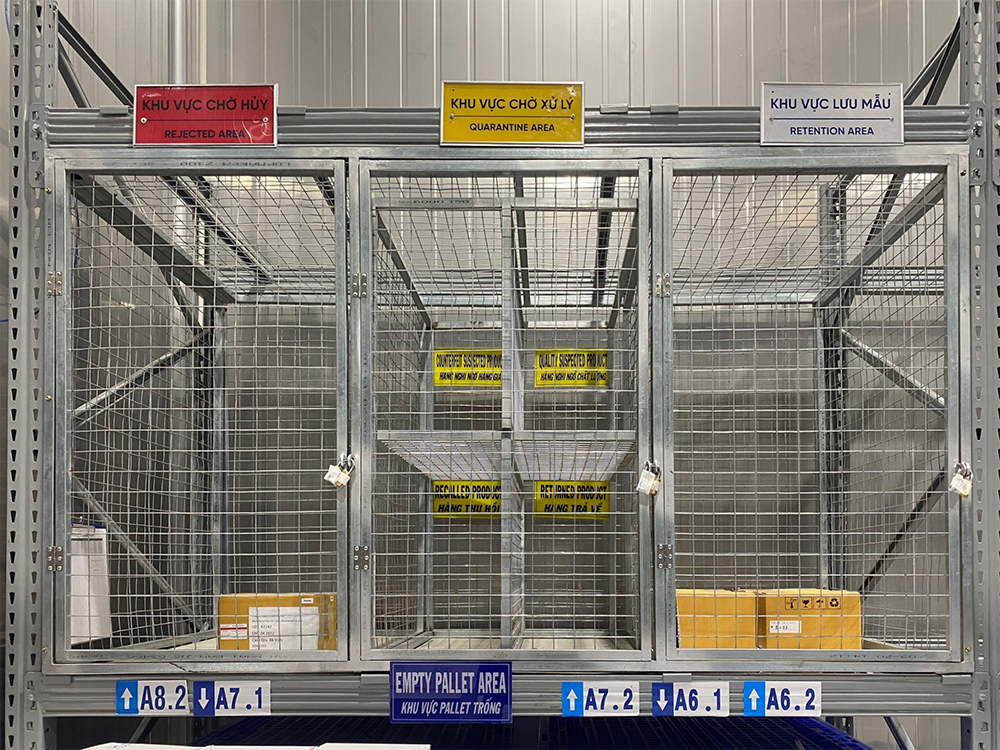 Khu biệt trữ vắc xin tại VNVC được bố trí 1 góc riêng biệt trong kho, có khóa niêm phong và được theo dõi bằng hệ thống an ninh chuyên dụng, hệ thống cảnh báo âm thanh tại chỗ và email, tin nhắn đến những người chuyên trách. Ảnh: Mộc Thảo