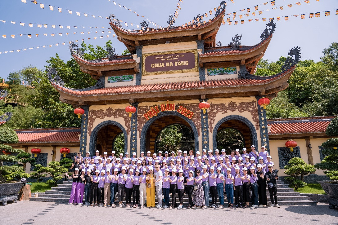 Đoàn tham quan và dâng hương lễ Phật ở chùa Ba Vàng