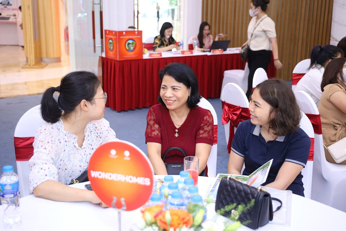 Nhiều khách hàng không giấu được cảm xúc hân hoan khi sở hữu được căn hộ đúng nguyện vọng giữa lúc thị trường đầy thách thức