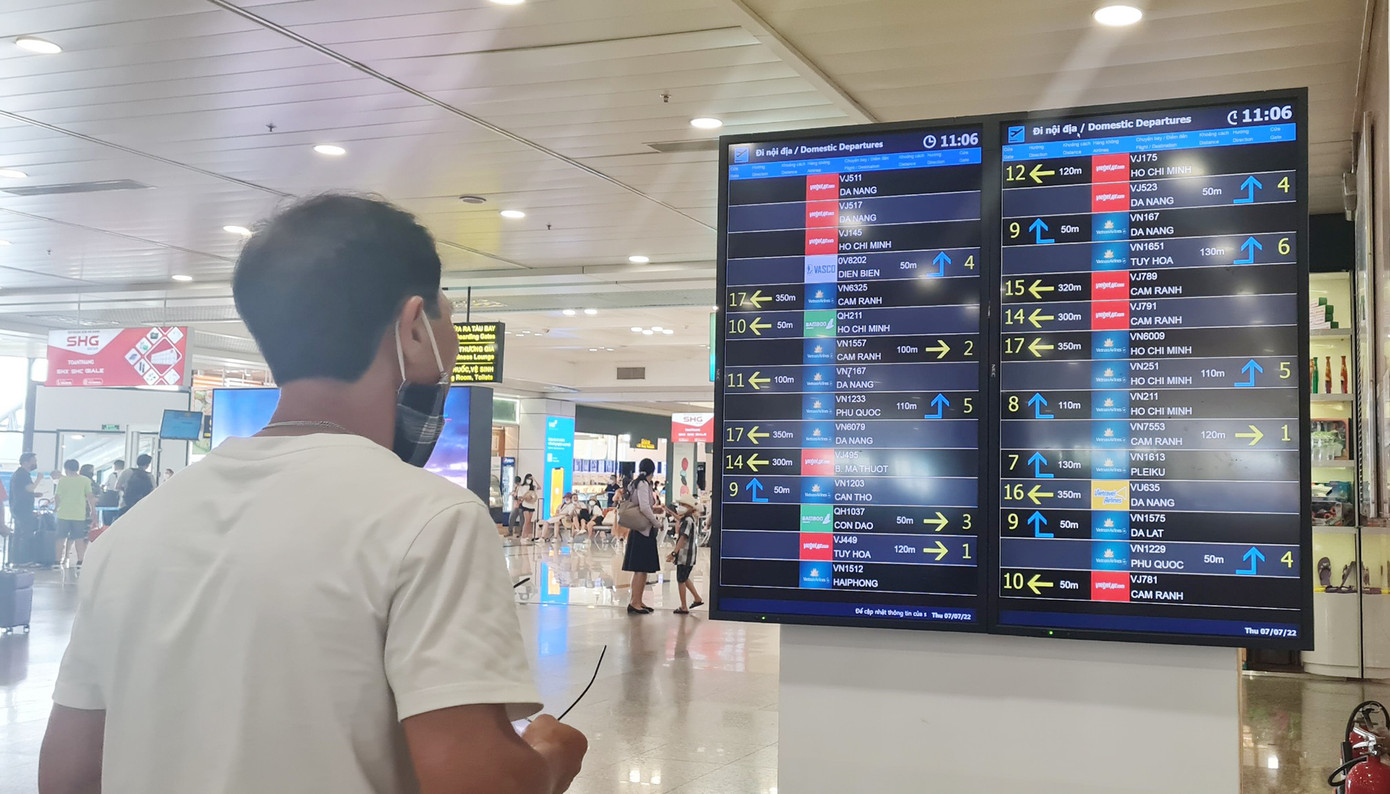 Trong những dịp nghỉ lễ, các hãng hàng không thường xuyên phải bay "lệch đầu" nên giá vé máy bay được tính toán đảm bảo khả năng chi trả của hành khách, đảm bảo doanh thu cho hãng (ảnh: Đức Minh)