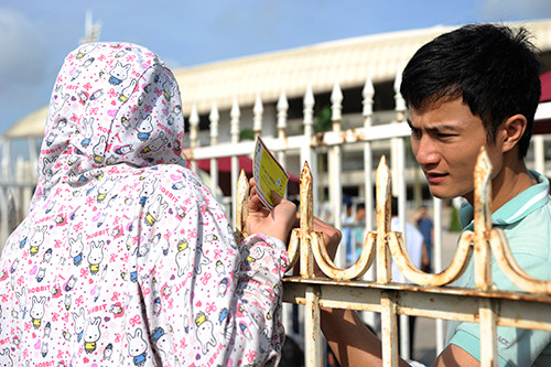 Một người hâm mộ đang ngã giá với một 'phe vé'