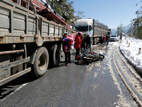 Đường trơn tai nạn liên tục xảy ra