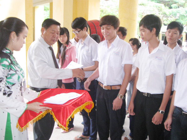 Bí thư thành ủy Lê Văn Cần trao thưởng cho học sinh trường Hoàng Diệu