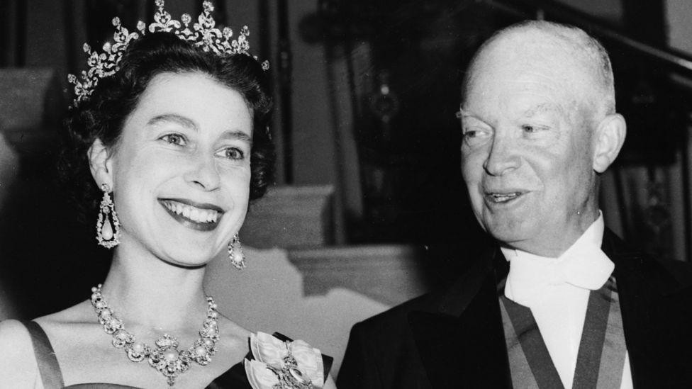 Tổng thống Mỹ Dwight Eisenhower tiếp Nữ hoàng Elizabeth Đệ nhị tại Nhà Trắng vào tháng 10/1957. Ảnh Getty.