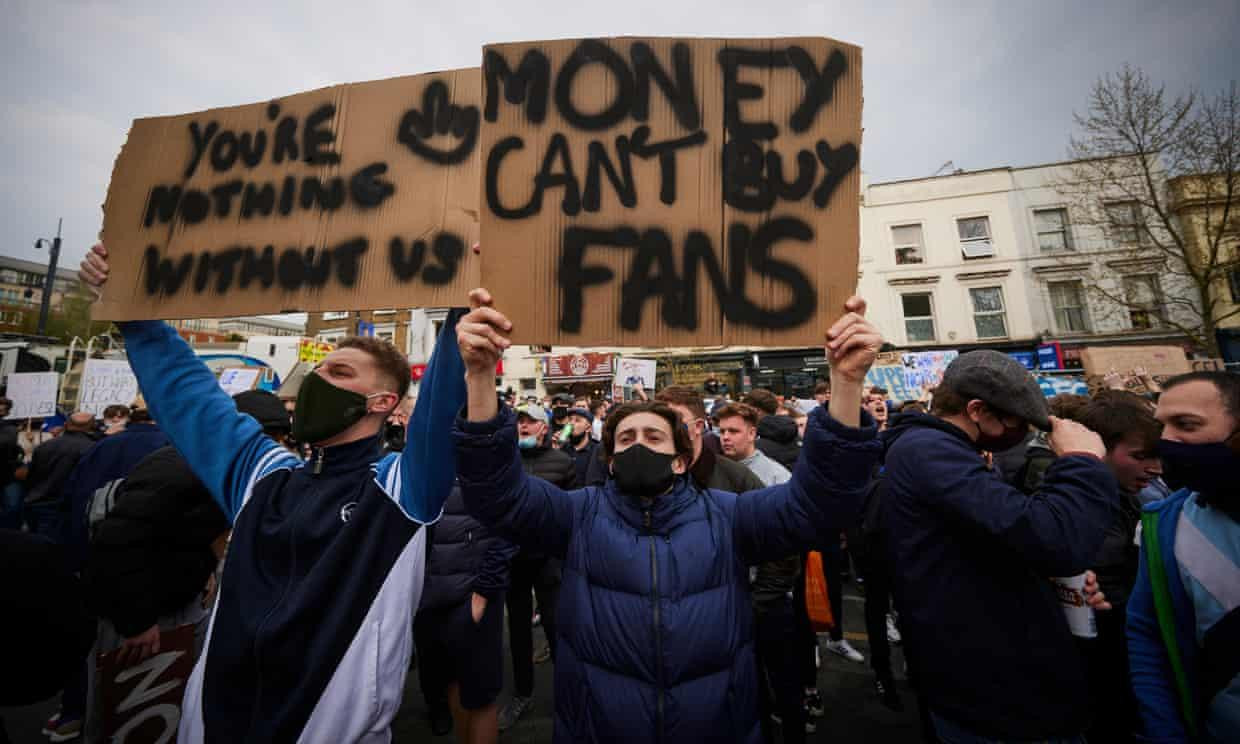 Hơn 1.000 CĐV Chelsea đã tổ chức biểu tình bên ngoài SVĐ Stamford Bridge trước khi trận đấu với Brighton diễn ra nhằm phản đối việc CLB tham gia European Super League. Ảnh: The Guardian.