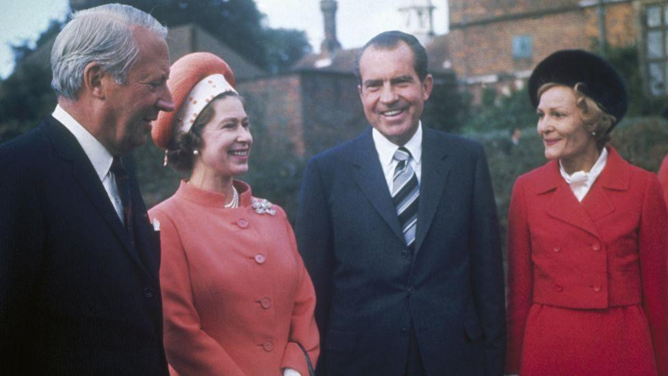 Nữ hoàng Elizabeth II cùng Thủ tướng đương nhiệm lúc đó, ông Edward Heath, tiếp đón vợ chồng Tổng thống Nixon tại trang viên Chequers vào năm 1970. Ảnh: Getty.
