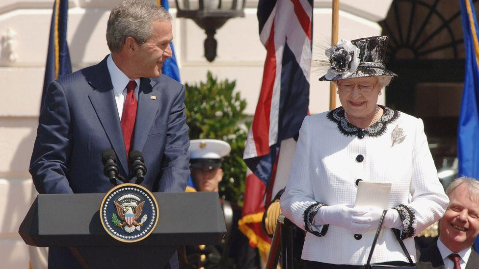 Tổng thống George W. Bush (Bush &quot;con&quot;) tiếp Nữ hoàng Elizabeth II tại Nhà Trắng vào năm 2007.