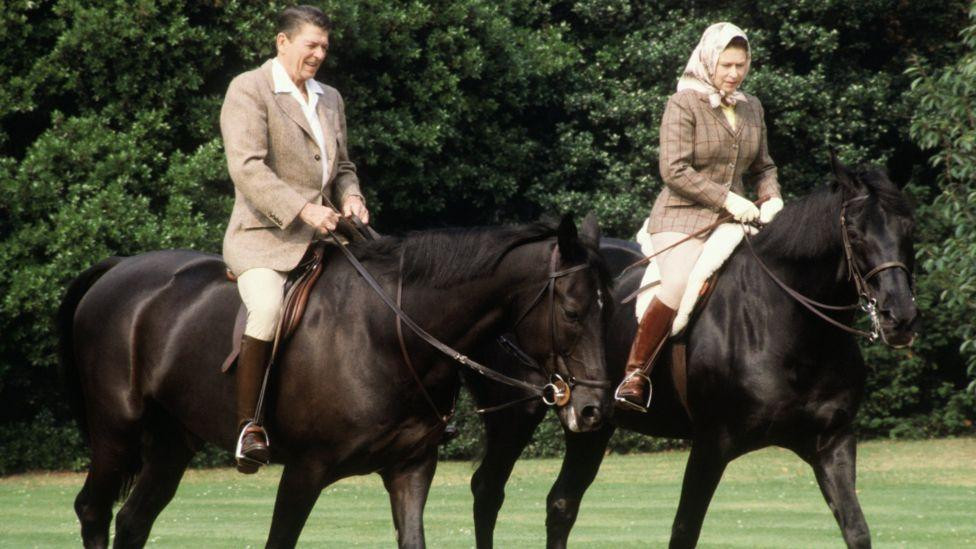 Nữ hoàng Elizabeth II cưỡi ngựa cùng Tổng thống Ronald Reagan tại Lâu đài Windsor vào năm 1982. Ảnh: Getty.