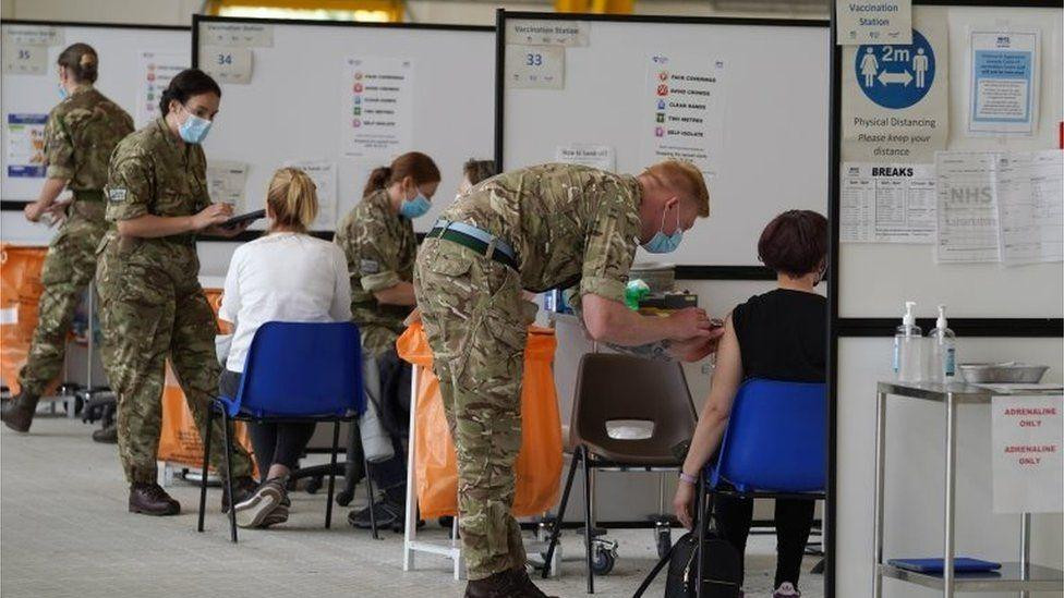 Lực lượng quân đội thực hiện tiêm vắc-xin COVID-19 cho người dân tại một trung tâm tiêm chủng ở Anh. Ảnh: BBC. Lực lượng quân đội thực hiện tiêm vắc-xin COVID-19 cho người dân tại một trung tâm tiêm chủng ở Anh. Ảnh: BBC.