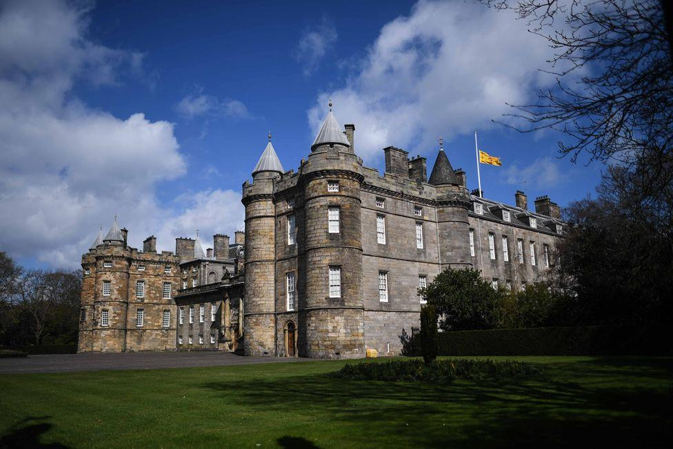 Tại cung điện Holyroodhouse, tư gia của Nữ hoàng Anh Elizabeth Đệ Nhị ở Edinburgh (Scotland), cũng đã tiến hành treo cờ rủ và một số người dân đã đến đây đặt hoa. Ảnh: Getty. Tại cung điện Holyroodhouse, tư gia của Nữ hoàng Anh Elizabeth Đệ Nhị ở Edinburgh (Scotland), cũng đã tiến hành treo cờ rủ và một số người dân đã đến đây đặt hoa. Ảnh: Getty.