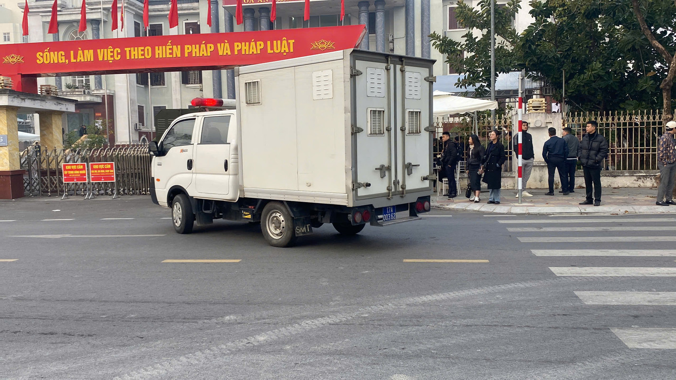 Xe chở bị cáo tới toà. Ảnh: T.Đ