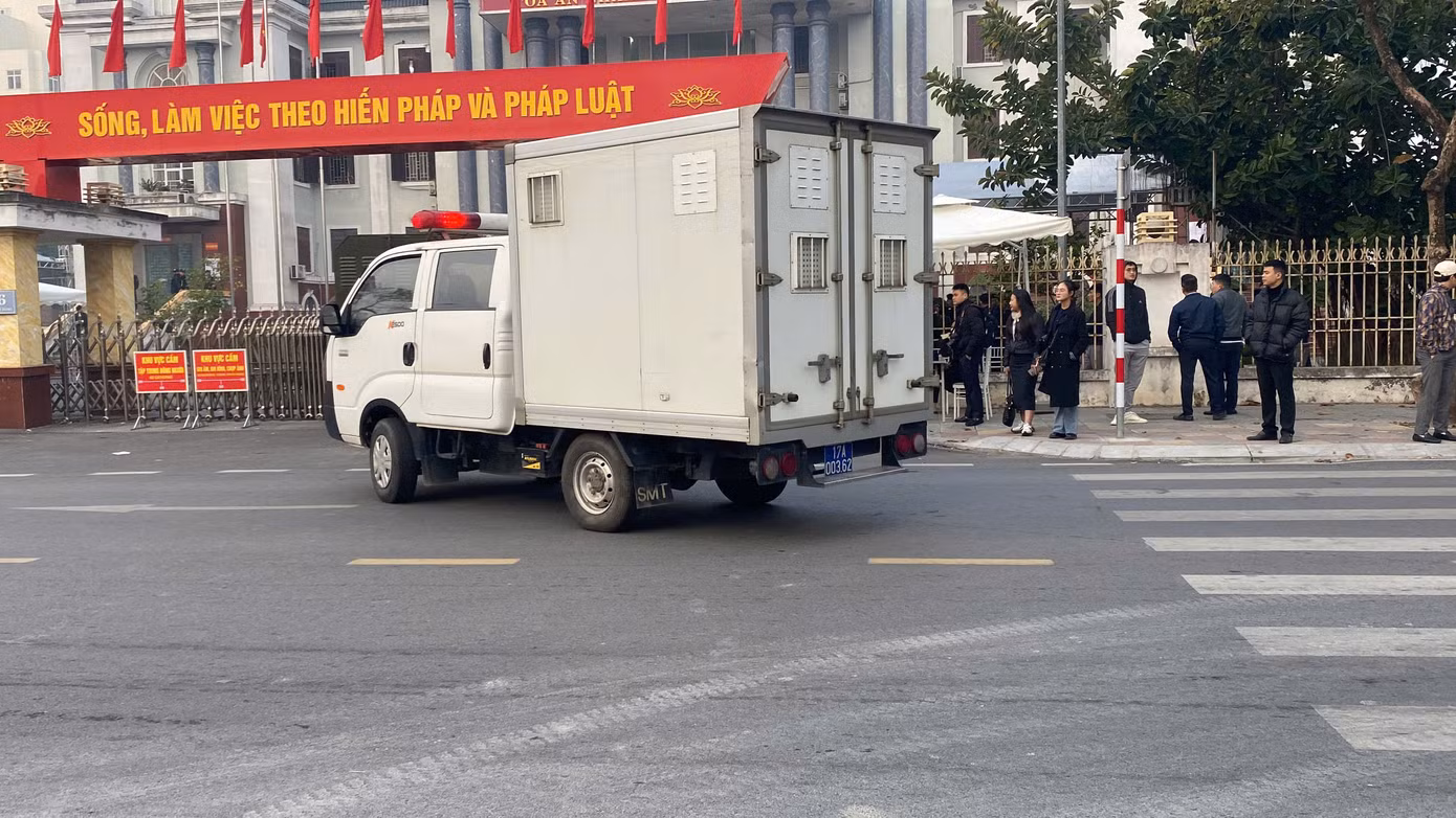 Xe chở bị cáo tới toà. Ảnh: T.Đ Xe chở bị cáo tới toà. Ảnh: T.Đ
