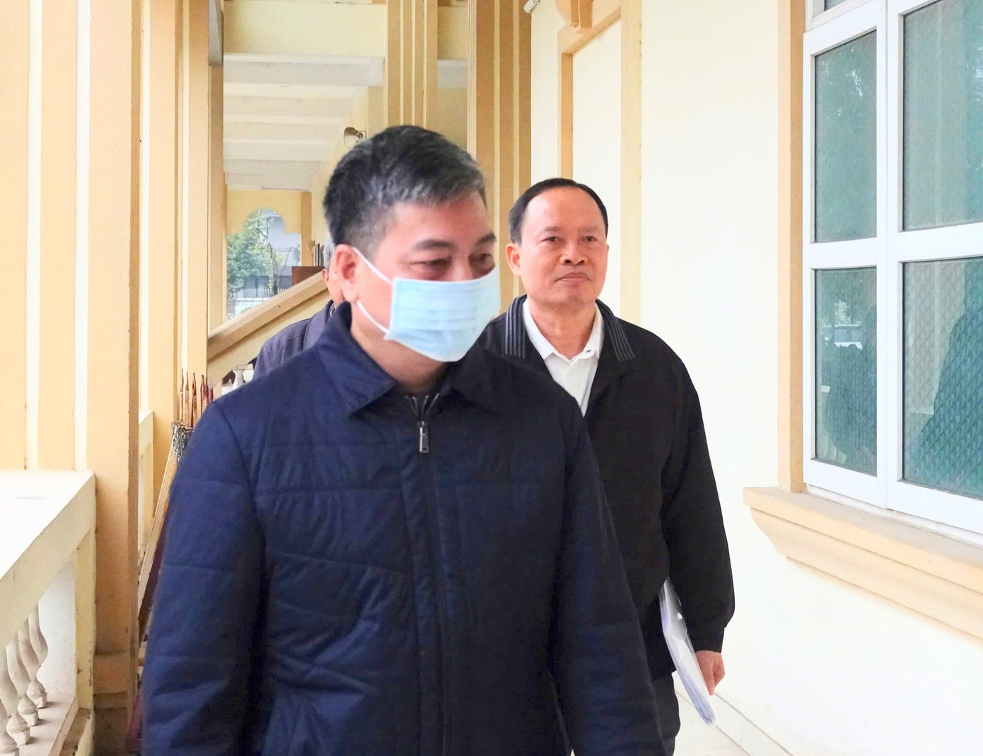 Bị cáo Trịnh Văn Chiến (phía sau) vào phòng xét xử. Bị cáo Trịnh Văn Chiến (phía sau) vào phòng xét xử.