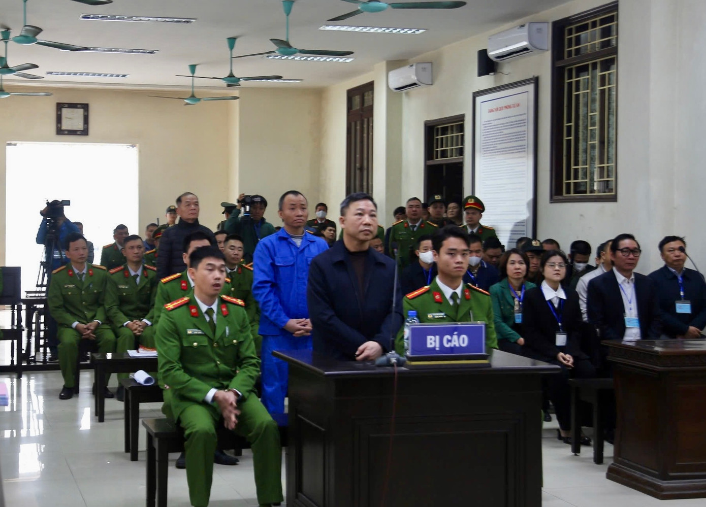 Bị cáo Lưu Bình Nhưỡng (áo sẫm màu, hàng đầu) cùng các bị cáo tại toà.